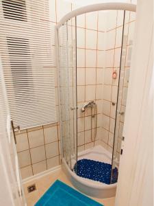 um chuveiro com uma porta de vidro na casa de banho em Center Magnifique apartment, OLD TOWN em Split