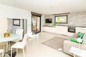 een woonkamer met een bank en een tafel bij Super Villa Oasis Fab Sea and Sitges View with Private Pool and Air Conditioning in Sitges