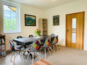 a dining room with a table and chairs at Vila Mudroň - Apartmán Štefánik in Starý Smokovec