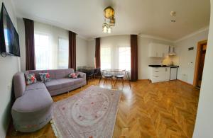 ein Wohnzimmer mit Sofa und Tisch in der Unterkunft Anemo Suite in Uzungöl