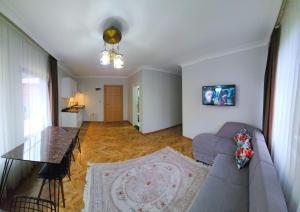 ein Wohnzimmer mit Sofa und Tisch in der Unterkunft Anemo Suite in Uzungöl