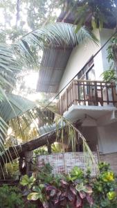 Casa con balcón y algunas plantas en Yunal's Place, en Matara