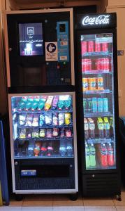 duas máquinas de venda automática com bebidas e bebidas em Rossi Hotel em Roma