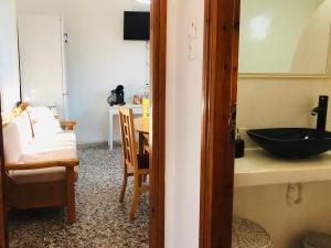 een keuken met een tafel en een zwarte kom op een aanrecht bij Rita's Beachfront House in Kampos Paros +20 foto's