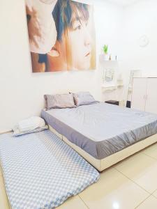 duas camas num quarto com um quadro na parede em perdana homestay em Ipoh