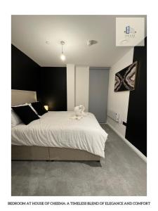 um quarto com uma grande cama branca num quarto em Flat 120 Luxury meets comfort em Beeston Hill