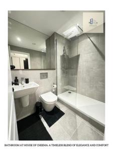 uma casa de banho com um WC, um lavatório e um chuveiro em Flat 120 Luxury meets comfort em Beeston Hill