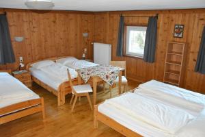 um quarto com 2 camas, uma mesa e cadeiras em Villa Vidal em Villabassa
