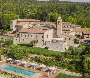 聖吉米納諾的住宿－Locanda dei Logi，享有带游泳池的别墅的空中景致