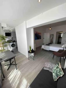 Μια τηλεόραση ή/και κέντρο ψυχαγωγίας στο Rs AL Cesario Verde 9 - Oeiras