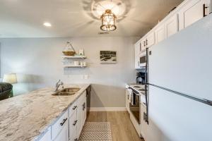 View, Pool and Lake Access Osage Beach Condo!的厨房或小厨房