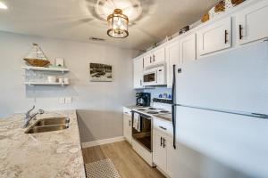 View, Pool and Lake Access Osage Beach Condo!的厨房或小厨房