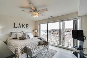 View, Pool and Lake Access Osage Beach Condo!客房内的一张或多张床位