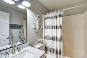 View, Pool and Lake Access Osage Beach Condo!的一间浴室