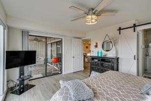 View, Pool and Lake Access Osage Beach Condo!的电视和/或娱乐中心