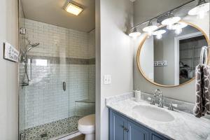 欧塞奇比奇View, Pool and Lake Access Osage Beach Condo!的带水槽和镜子的浴室