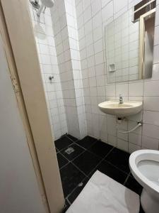 uma casa de banho com um lavatório e um WC em Hotel GMatos Belo Horizonte - By UP Hotel em Belo Horizonte