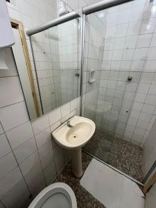uma casa de banho com um WC, um lavatório e um chuveiro em Hotel GMatos Belo Horizonte - By UP Hotel em Belo Horizonte