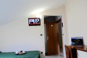 TV a/nebo společenská místnost v ubytování Blue Hotel