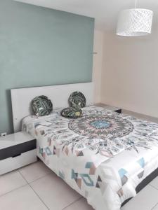 Ένα ή περισσότερα κρεβάτια σε δωμάτιο στο Appartement de 2 chambres avec vue sur la mer jardin clos et wifi a Le tampon