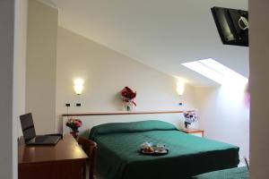 Postel nebo postele na pokoji v ubytování Blue Hotel