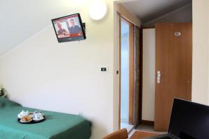 Postel nebo postele na pokoji v ubytování Blue Hotel