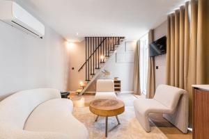a living room with white chairs and a table at Beachside House in Matosinhos by Lisbeyond in Matosinhos