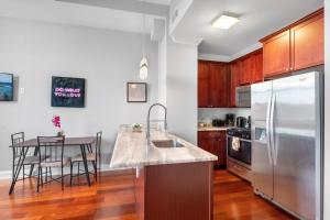 Nhà bếp/bếp nhỏ tại Nice 1BR Luxury Flat - Pool & Gym