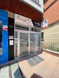 uma entrada para um edifício com uma porta de vidro em Cuencaloft El Mirador del Gallo em Cuenca