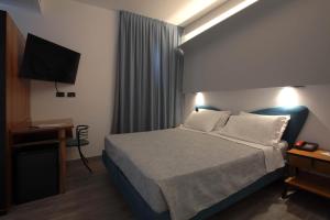 A bed or beds in a room at Hotel Ali d'Oro
