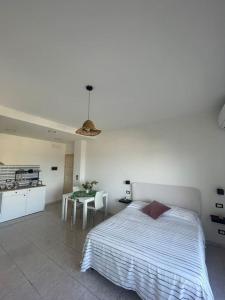1 dormitorio con 1 cama y cocina con mesa en "Du' I Mazzi" Stanza Etna, en Giardini Naxos