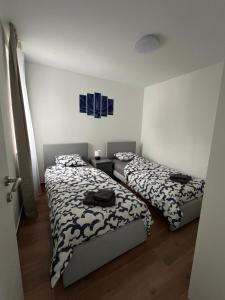 ein Zimmer mit 2 Betten und einer Tasche darauf in der Unterkunft AppMishadze in Crikvenica