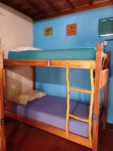 Våningssäng eller våningssängar i ett rum på La Urraca Loca Hostel