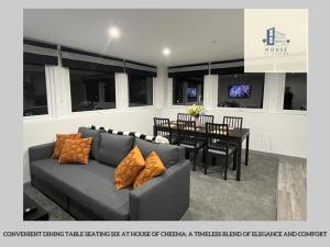uma sala de estar com um sofá e uma mesa de jantar em Flat 407 City View Apartment em Yeadon