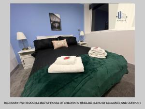 een slaapkamer met een bed met twee handdoeken erop bij Flat 407 City View Apartment in Yeadon