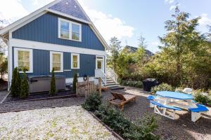 una casa blu con un tavolo da picnic nel cortile di Good Mooring by Seabrook Hospitality a Pacific Beach