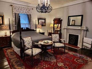 a bedroom with a bed and a table and chairs at Belmont Inn in Shelbyville