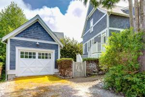 ein blaues Haus mit einer weißen Garage in der Unterkunft Vitamin Sea by Seabrook Hospitality in Pacific Beach