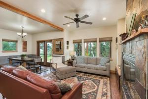 Una sala de estar con un sofá y una chimenea. en 151 Oak Road, en Durango
