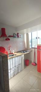 eine Küche mit einer Spüle und einer Theke mit Handtüchern in der Unterkunft Guest House Renascer K&W in Cabo Frio