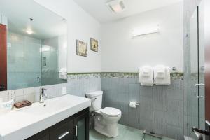 ein Badezimmer mit Toilette, Waschbecken und Spiegel in der Unterkunft 766 Main Avenue Unit 202 in Durango + 9 Fotos