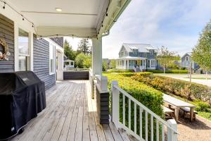 eine hölzerne Veranda mit einer Bank an einem Haus in der Unterkunft Vitamin Sea by Seabrook Hospitality in Pacific Beach