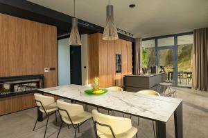 a kitchen and dining room with a table and chairs at Villa She Luxury in Boškari