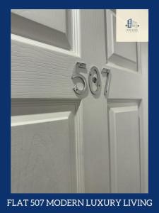 Una puerta blanca con el número. en Flat 507 Modern Luxury Living, en Yeadon