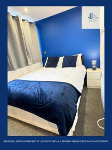 - une chambre bleue dotée d'un lit avec un mur bleu dans l'établissement Flat 507 Modern Luxury Living, à Yeadon