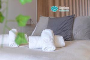 uma pilha de toalhas enroladas numa cama em Sky Sea Holidays Calahonda LA ALGAIDA em Sitio de Calahonda