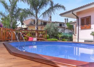 Hồ bơi trong/gần 4 bedrooms villa with private pool jacuzzi and enclosed garden at Ladispoli 2 km away from the beach