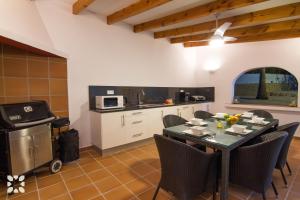 cocina y comedor con mesa y sillas en Villa Mackay by Abahana Villas, en Calpe