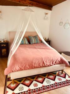 ein Schlafzimmer mit einem Himmelbett in der Unterkunft Garancor in Valleseco