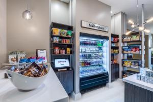 un magasin avec un réfrigérateur rempli de boissons dans l'établissement Crowne Plaza Hotel Orlando Downtown, an IHG Hotel, à Orlando